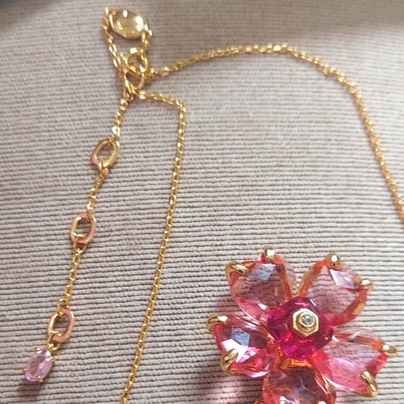 ๐น NWOT Florere necklaceFlower, Pink, Gold-tone plated - Picture 4 of 11